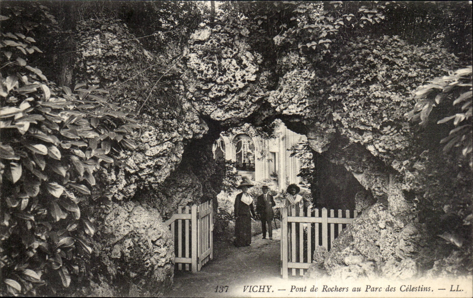 Vichy - Pont de Rochers au Parc des Celestins - CPA