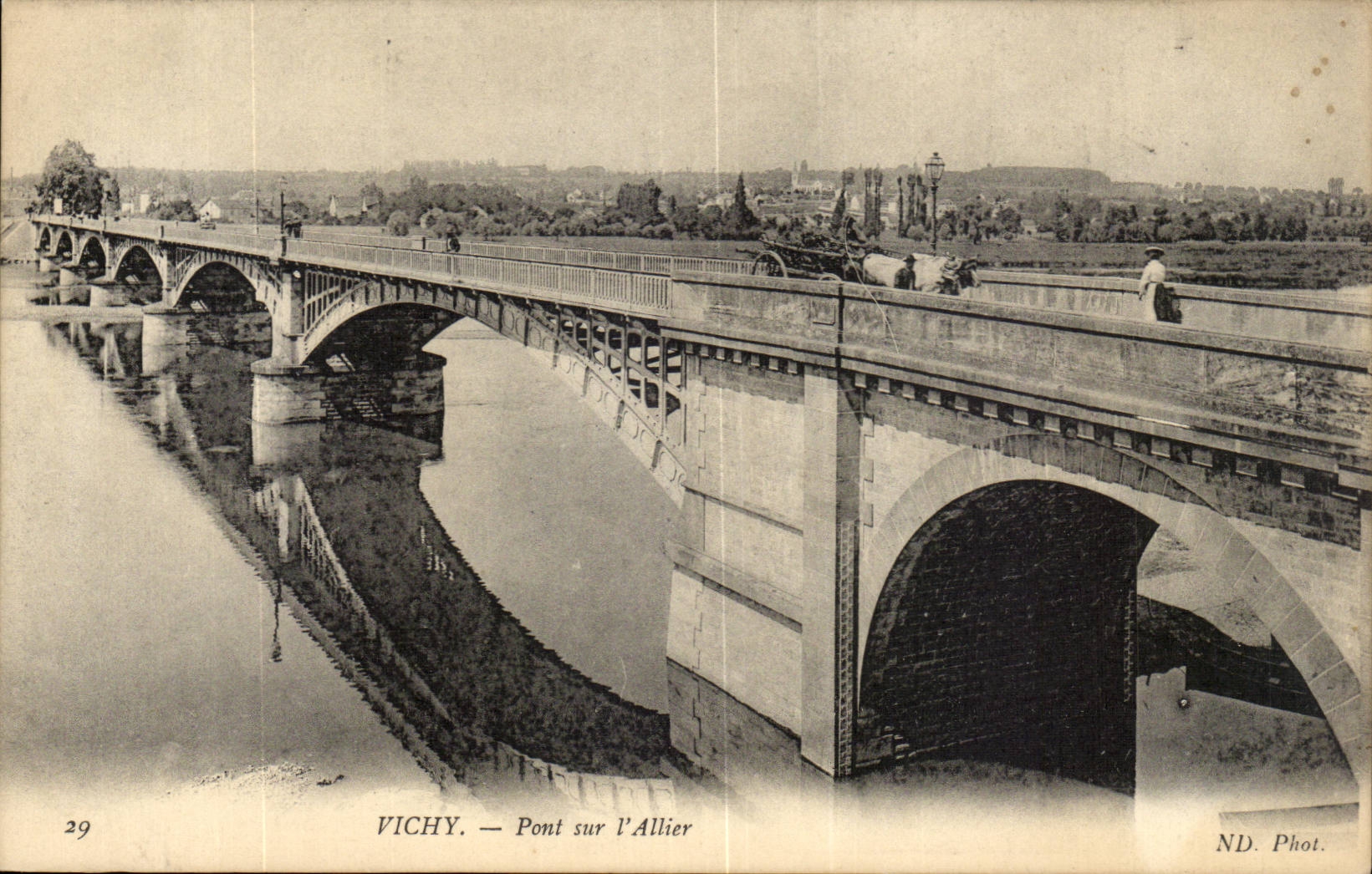 Vichy - Pont sut l'Allier - CPA 