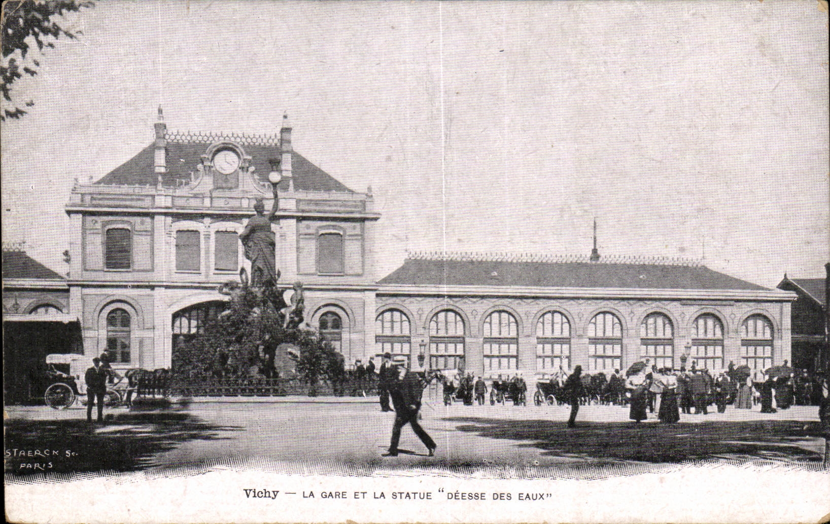 Vichy - La Gare et la Statue Deese des Eaux - CPA 