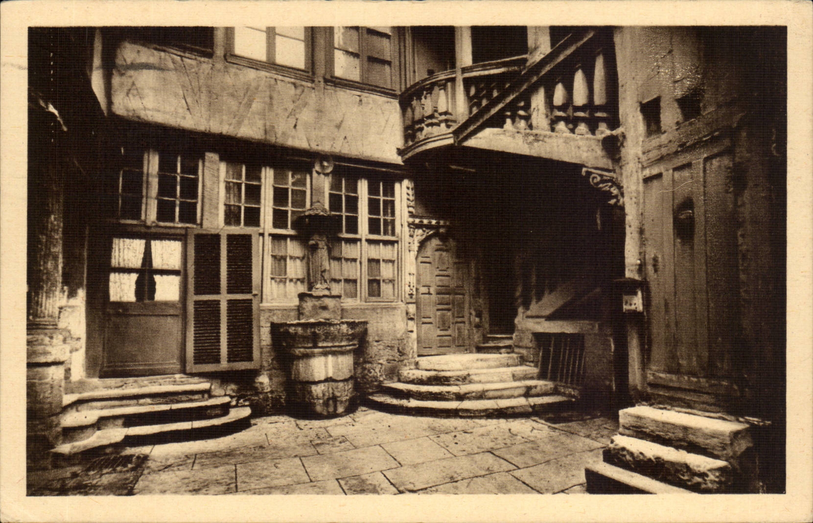 Rouen CPA interior Court of the 16th Street of the small safety