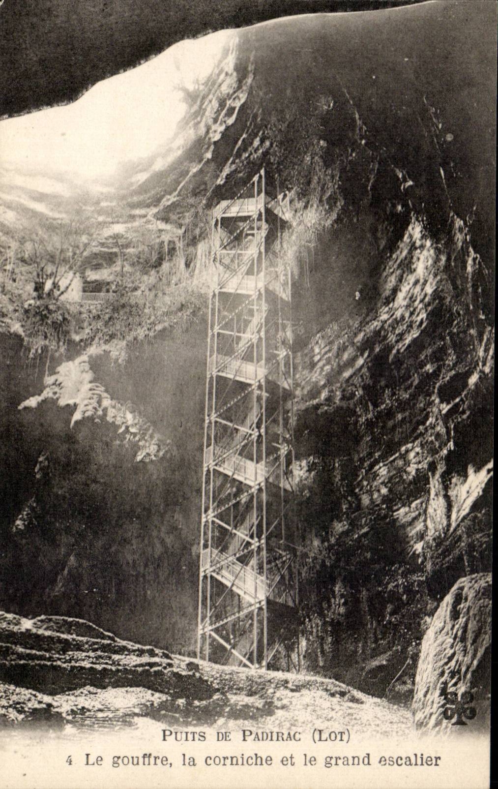 Well of Padirac CPA the pit the cornice and the large staircase
