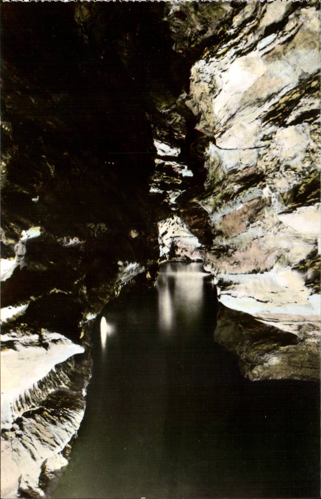 Gouffre de PAdirac CPA La riviere plane