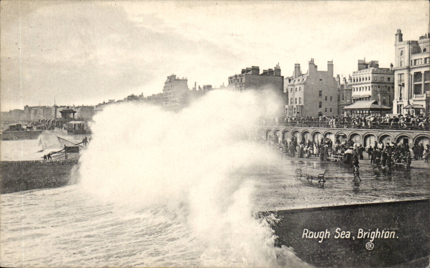 Grande Bretagne Great BRitain Brighthon CPA Rough sea