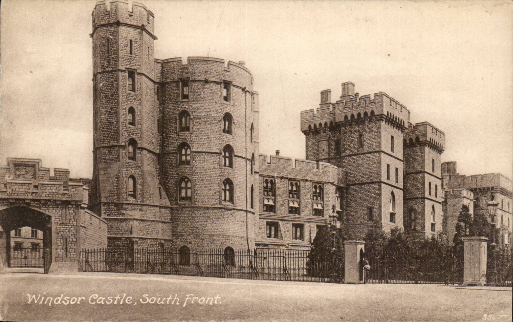 The United Kingdom Great BRitain MODERN CARD Windsor Castle South face