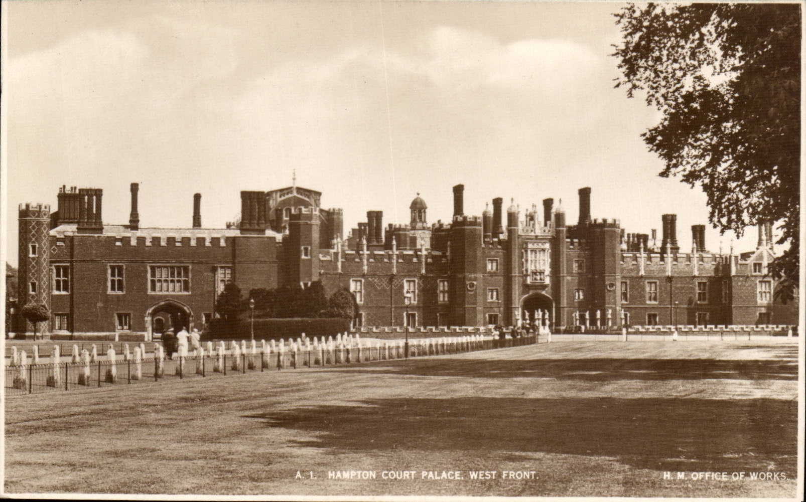 The United Kingdom the United Kingdom CPA Hampton short de luxe hotel West face