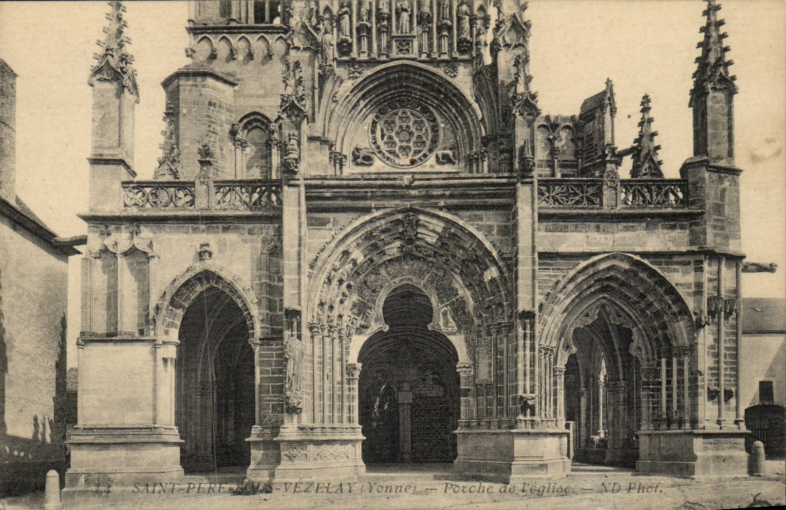 Saint Pierre under VEzelay CPA Porch of the church