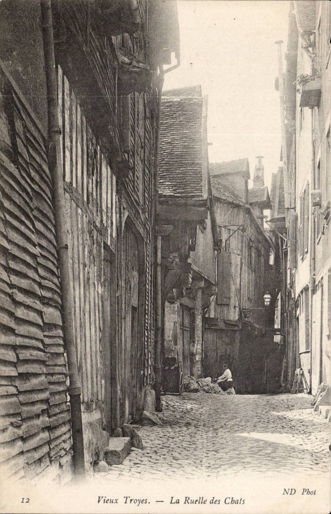 Old man troyes CPA the lane of the cats