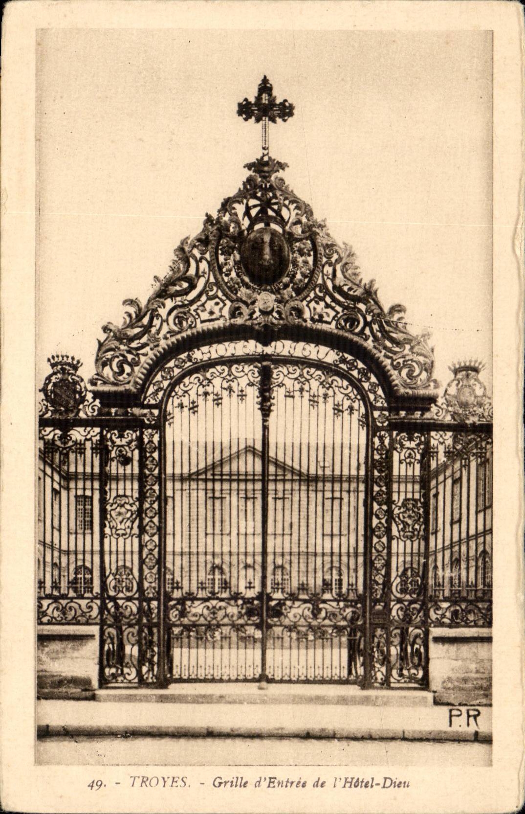 Troyes CPA Roasts Entering of the hotel god