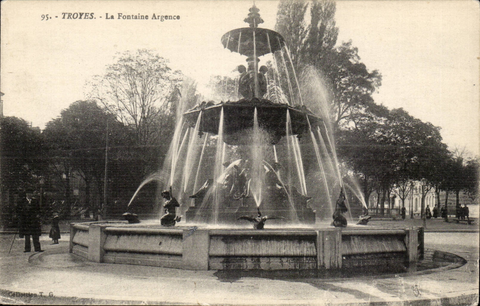 Troyes - the Fountain Arranges - CPA