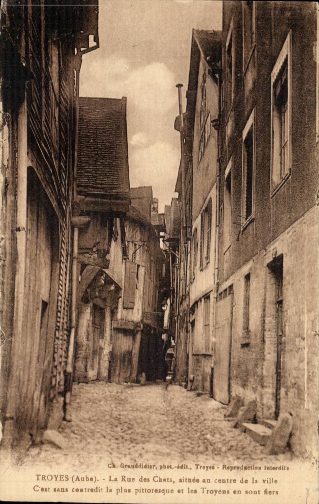 Troyes - the Street of the Cats situee in the center of the city - CPA