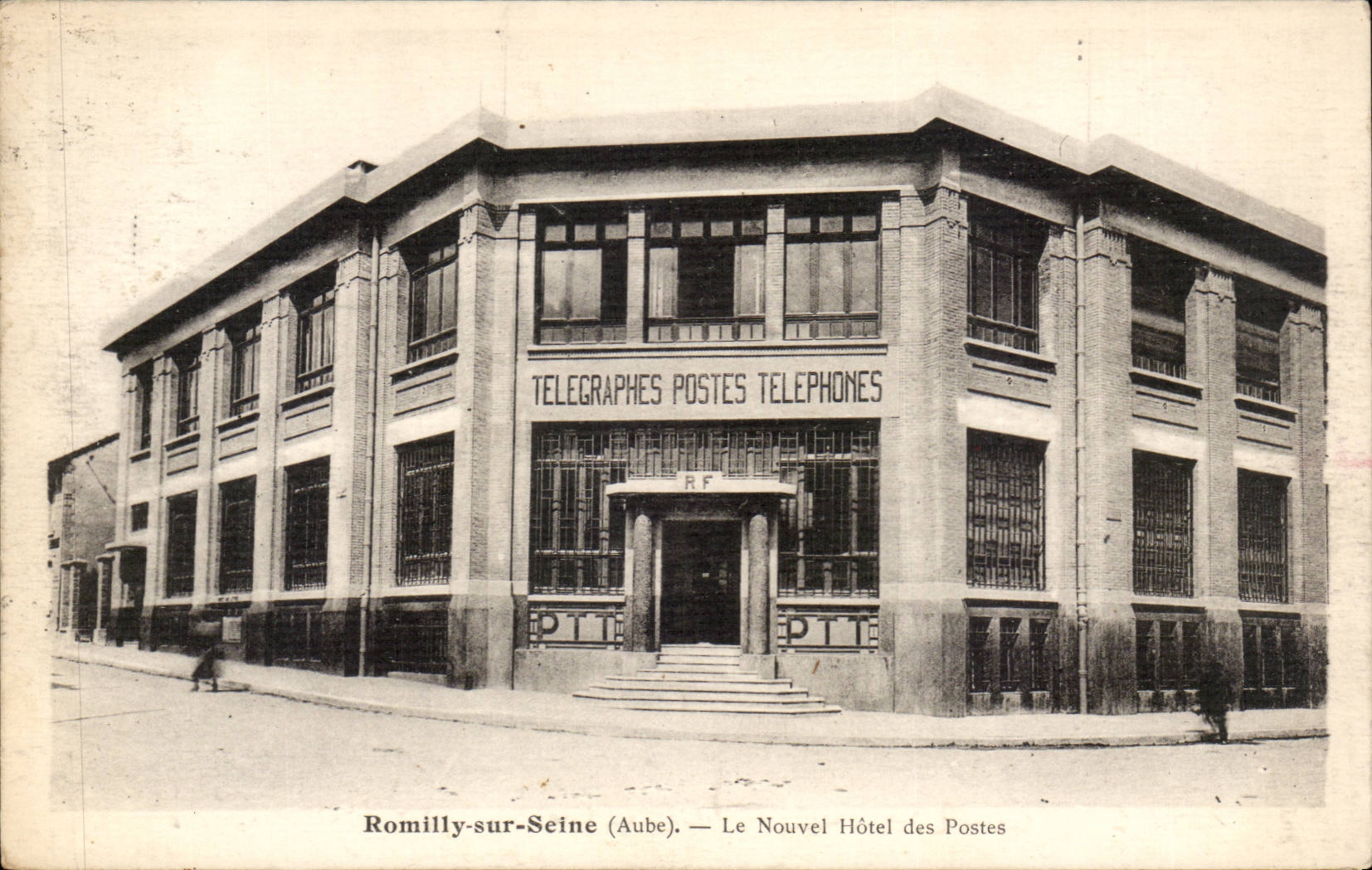 Romilly on the Seine CPA the new post office building