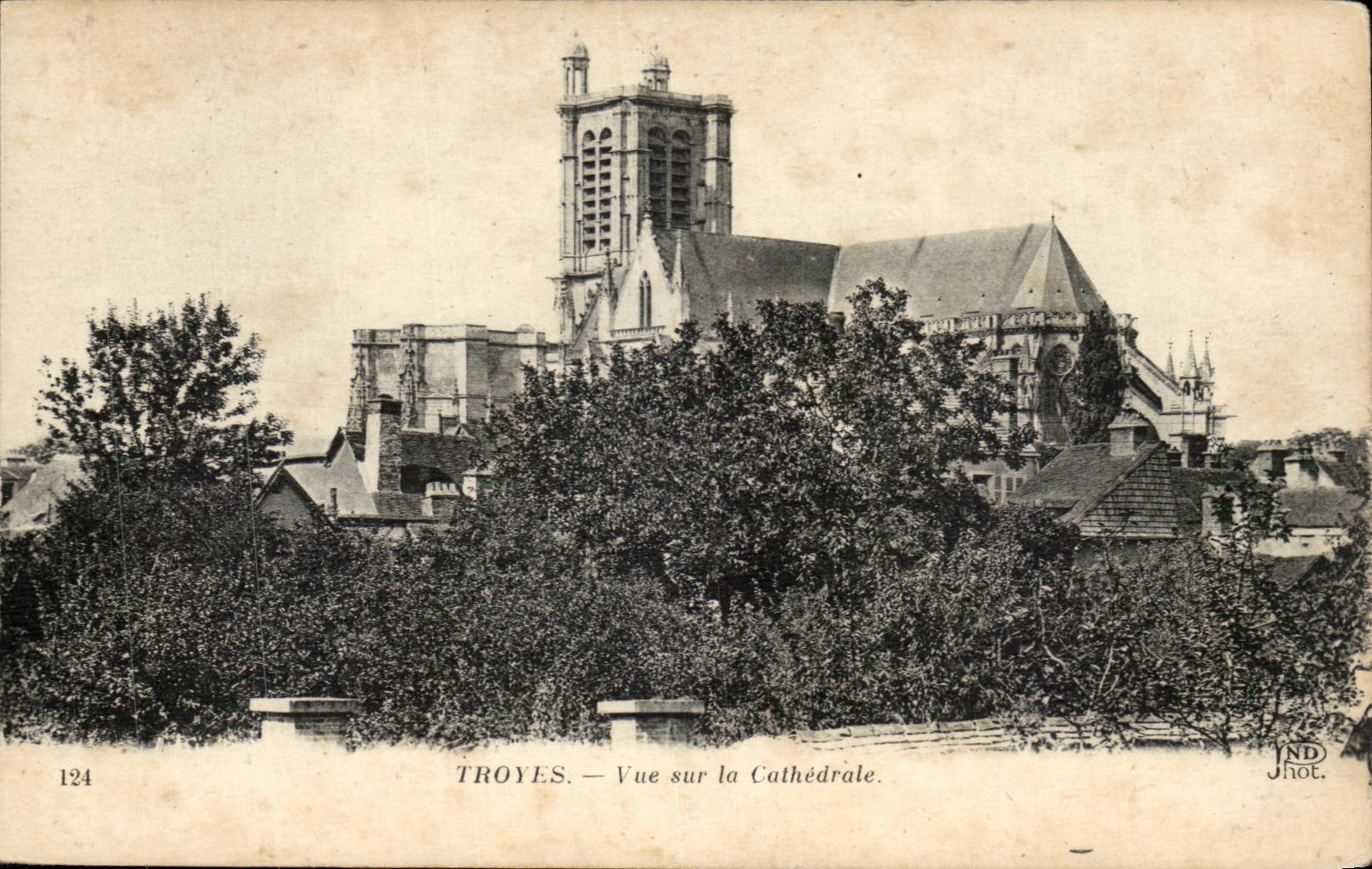 TRoyes CPA Seen on the cathedral