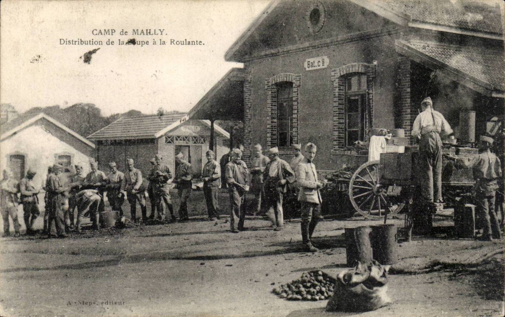Camp of Mailly - Distribution of Soup to the Travelling one - CPA (militaria)