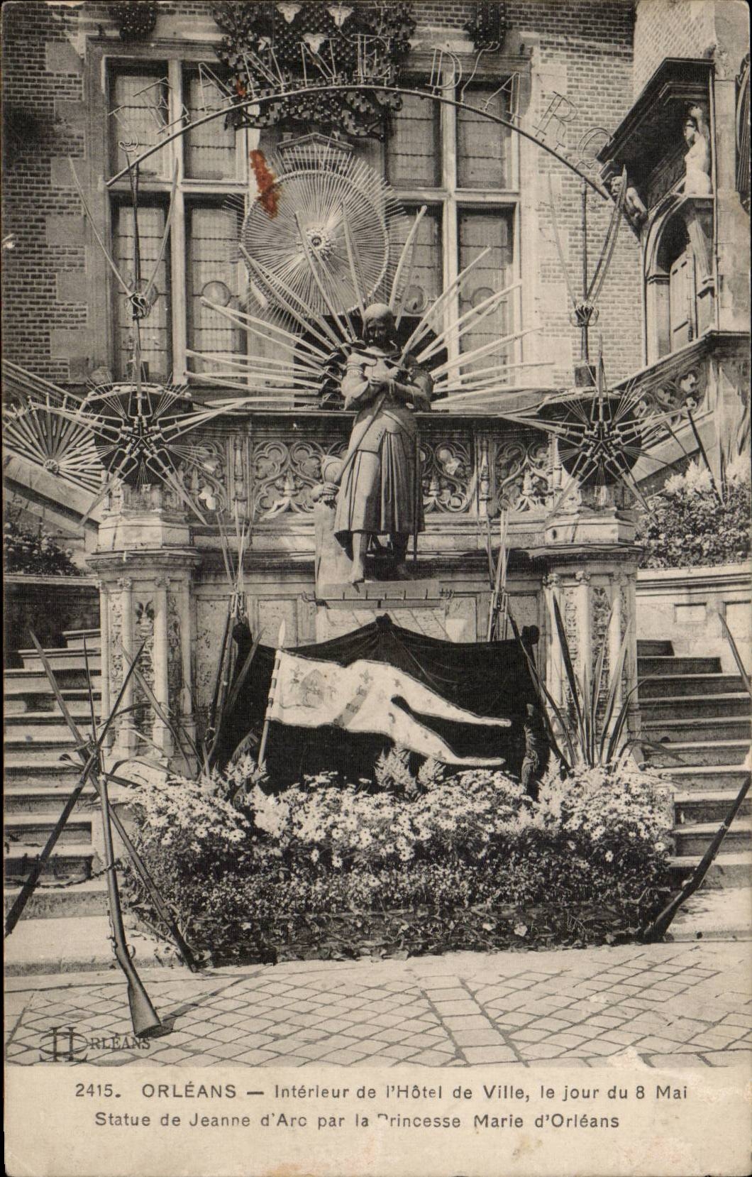 Orleans - Interior of the Town hall - the day of May 8th - Statue of Jeanne d' Arc - CPA