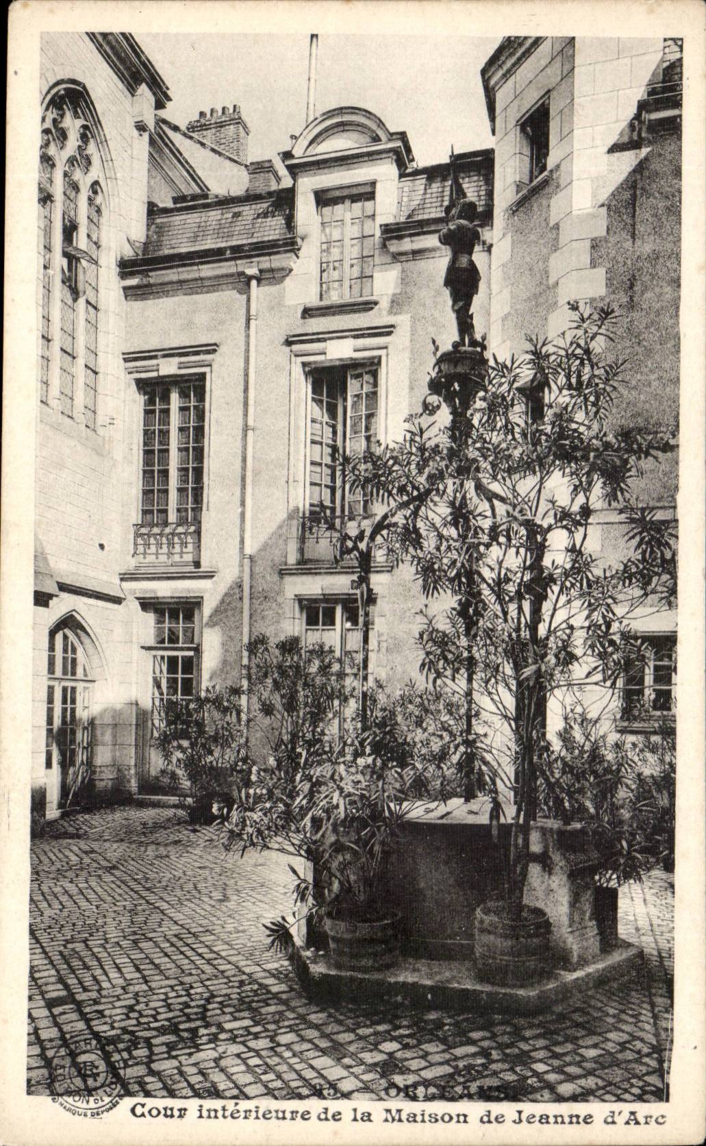 Orleans - Court Interior of the house of Jeanne d' Arc - CPA
