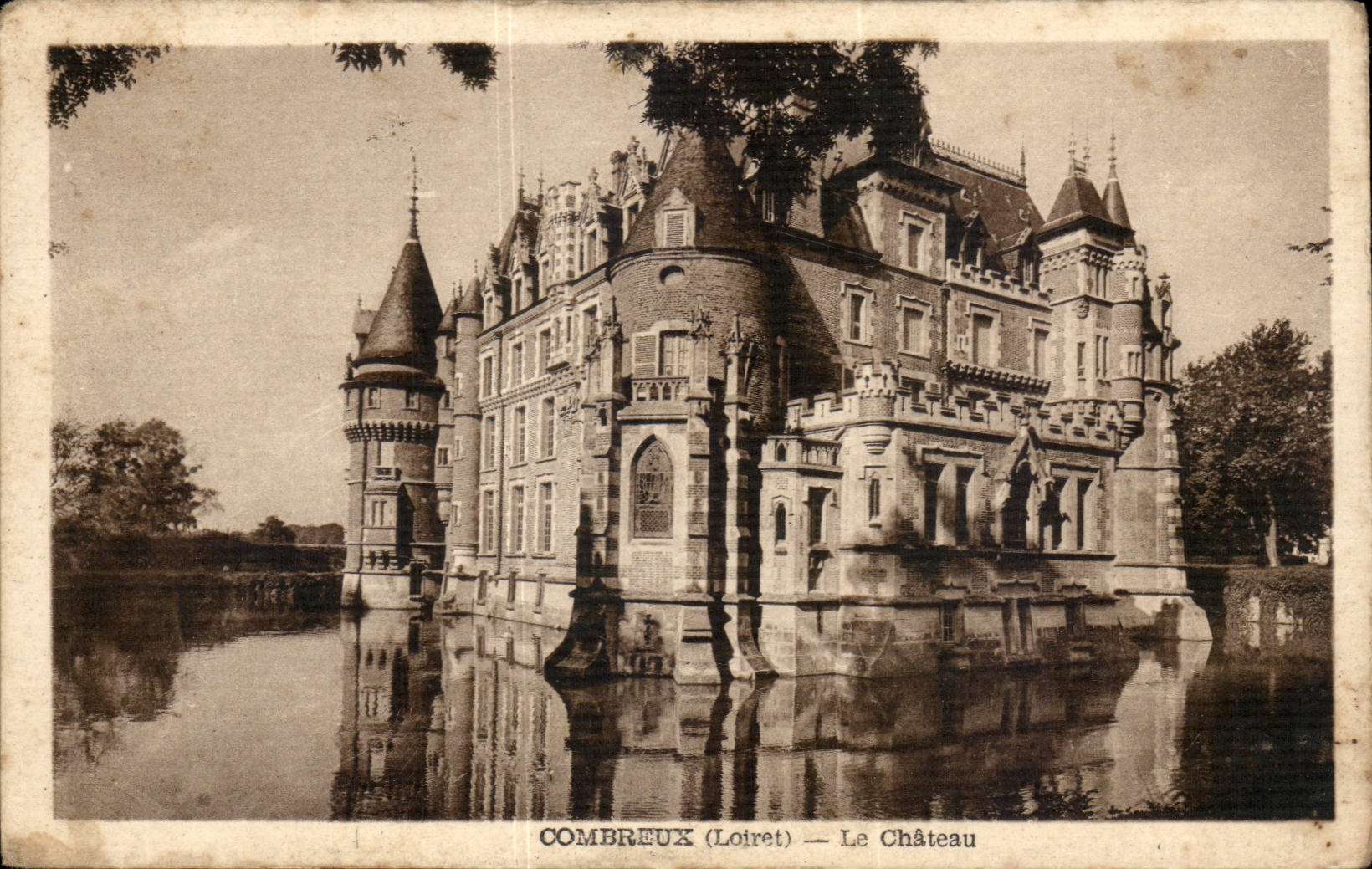 Combreux CPA the castle