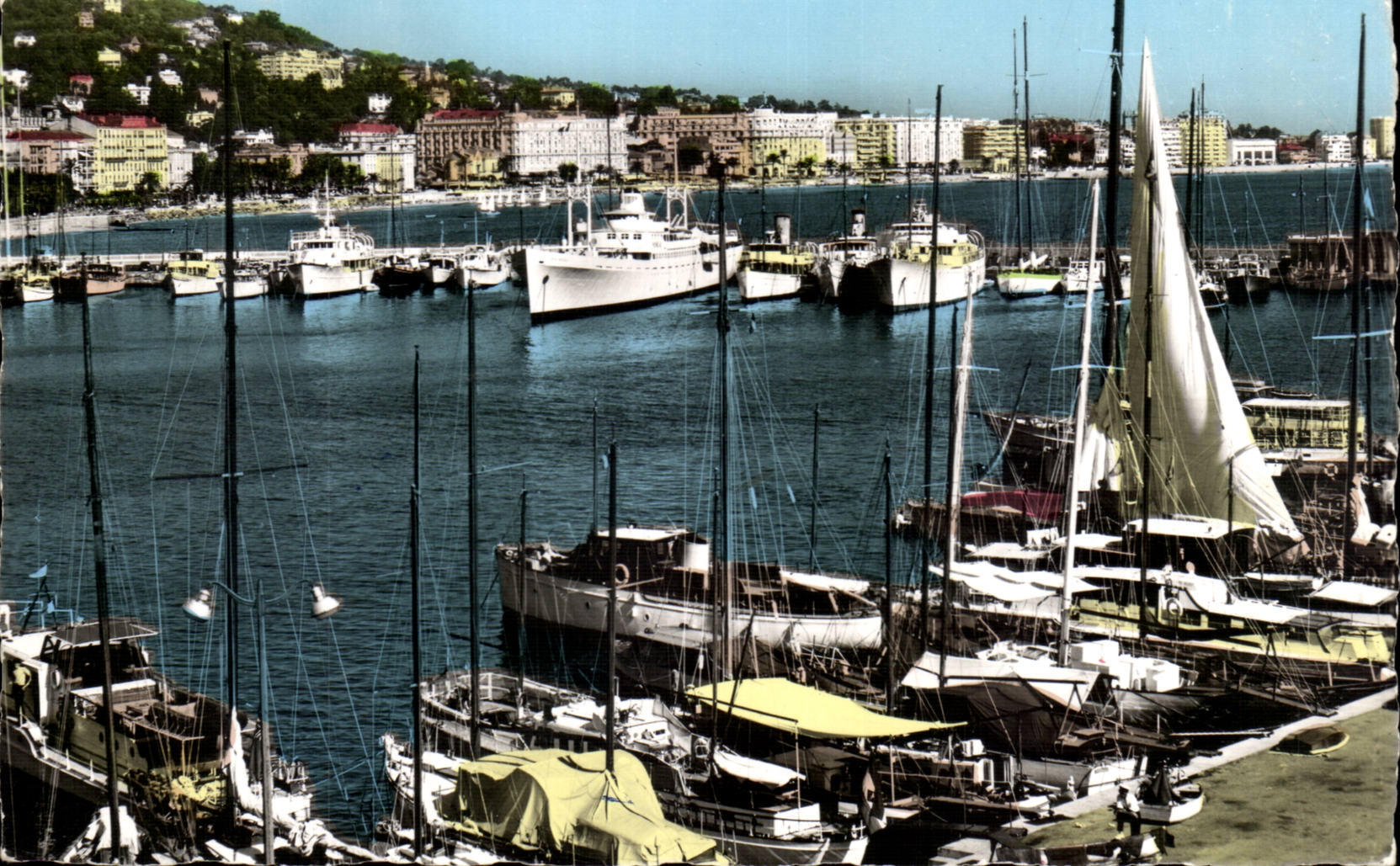 Cannes CPA a corner D port yachts