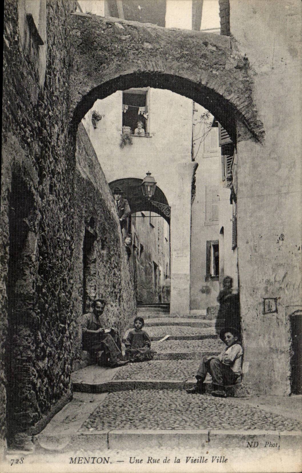 Menton - a Street of the Old City - children - CPA