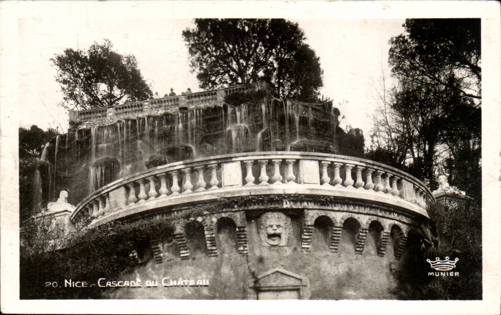 Nette CPA Kaskaden des Schlosses