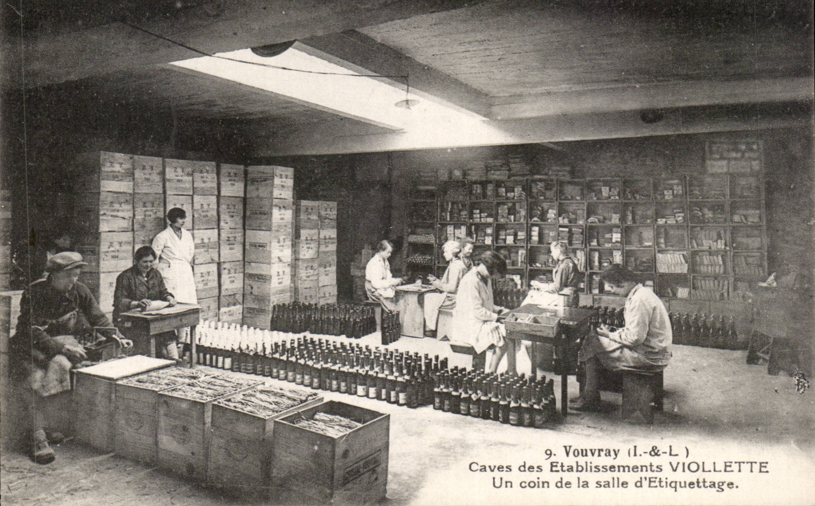 Vouvray - Caves des Etablissements de Violette - Un Coin de la Salle d'Ettiquettage - vin - wine - CPA