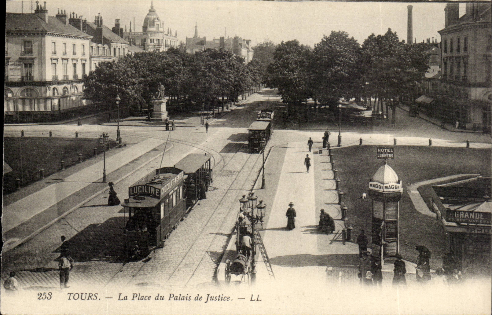 Tours - La Place de Palais de Justice - CPA