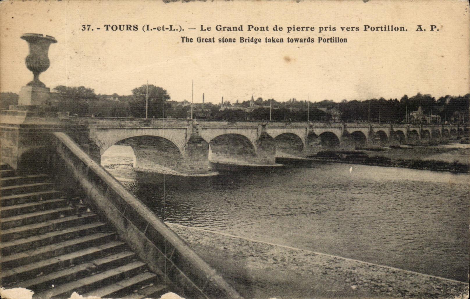 Tours - Le Grand Pont de Pierre pris vers Portillon - CPA