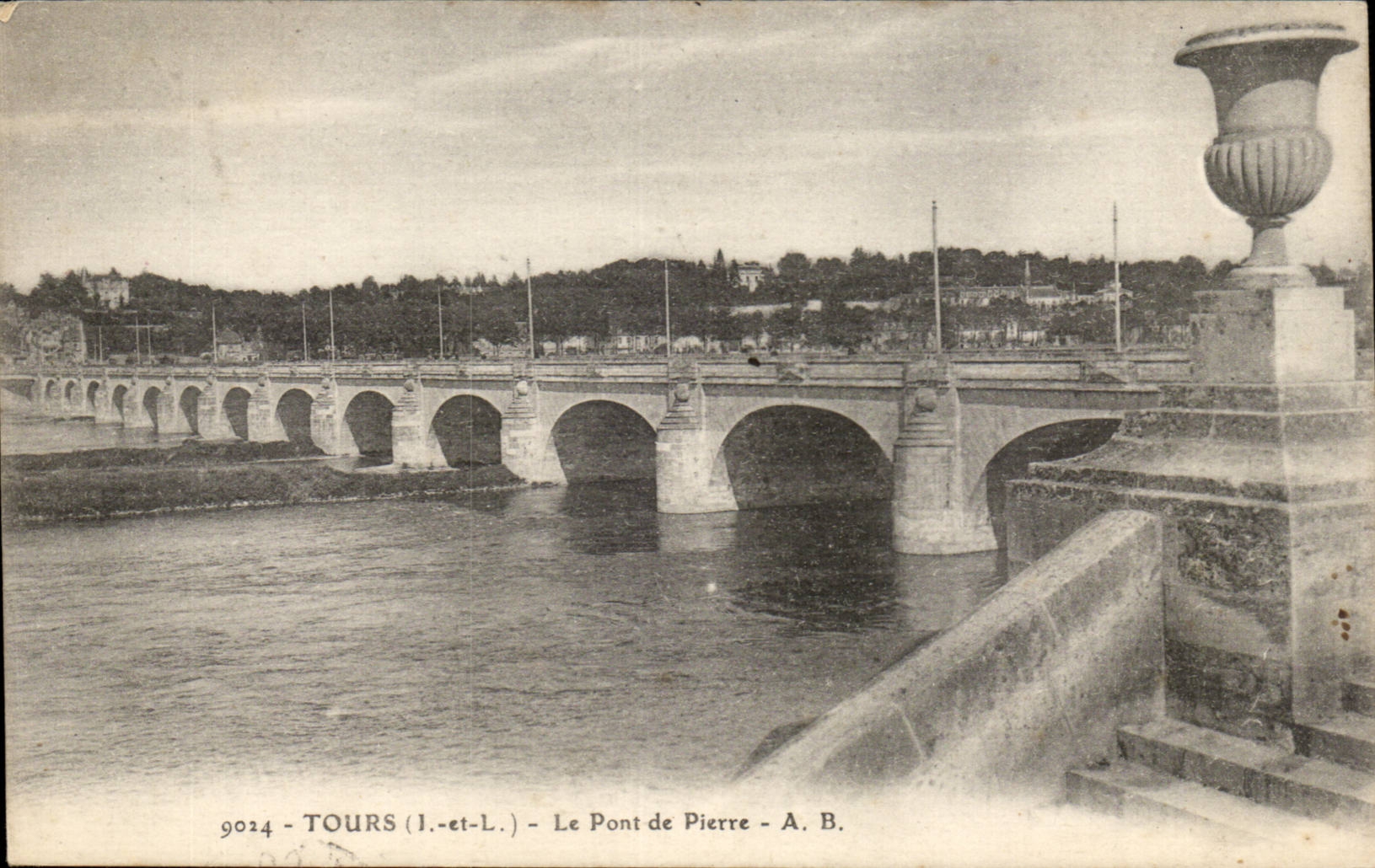 Tours - Le Pont de Pierre - CPA 