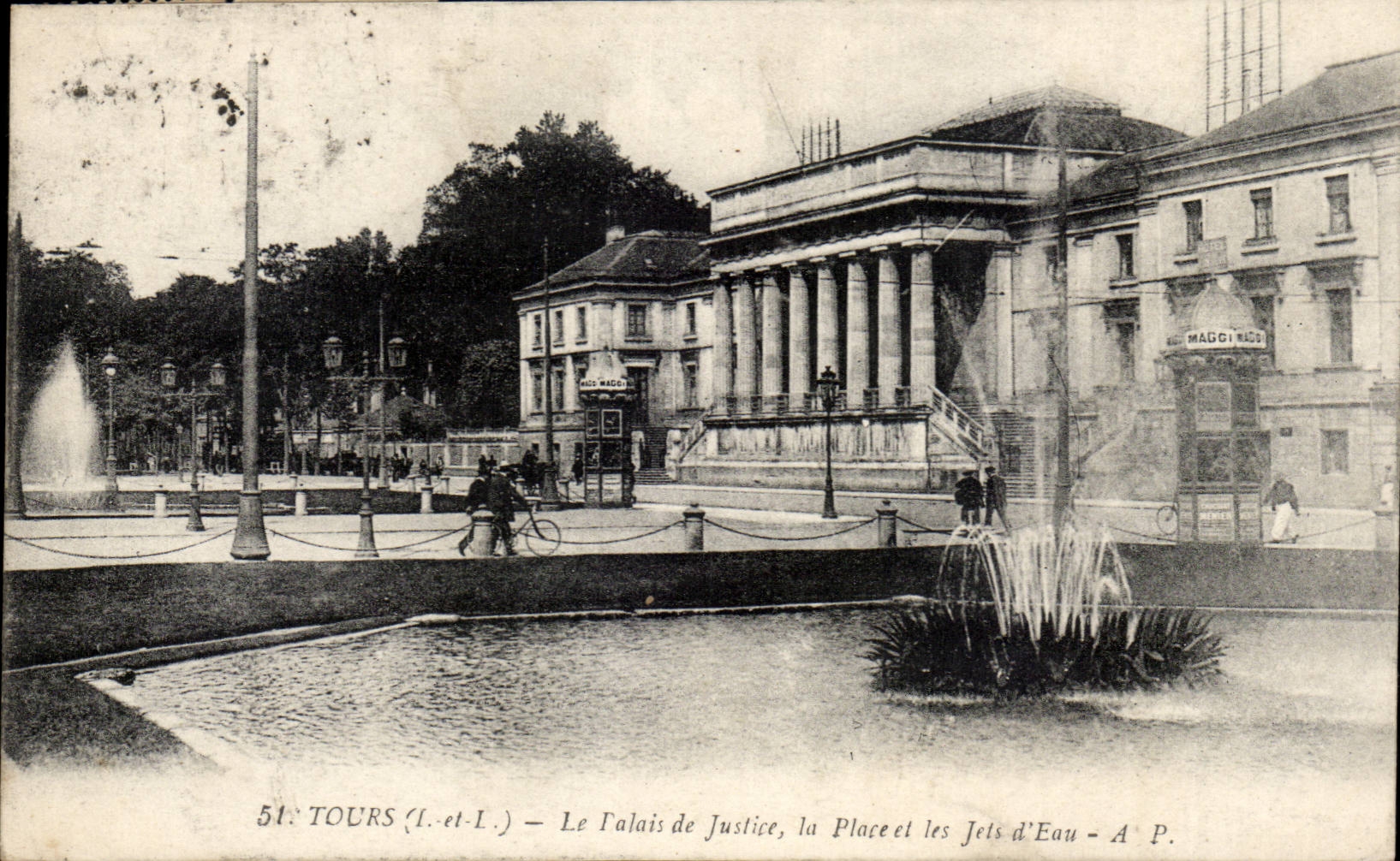 Tours CPA Le palais de justice la place les jets d'eau