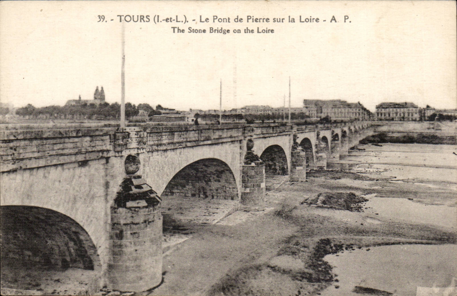 Tours CPA Le pont de pierre sur la Loire