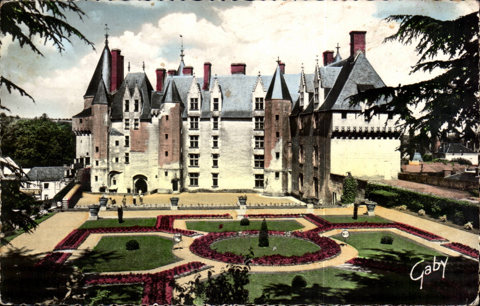 Langeais CPA Le chateau facade interieure et le jardin