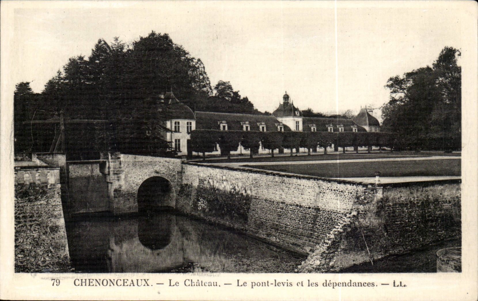 CPA Chateau de Chenonceaux Le pont levis et les dependances