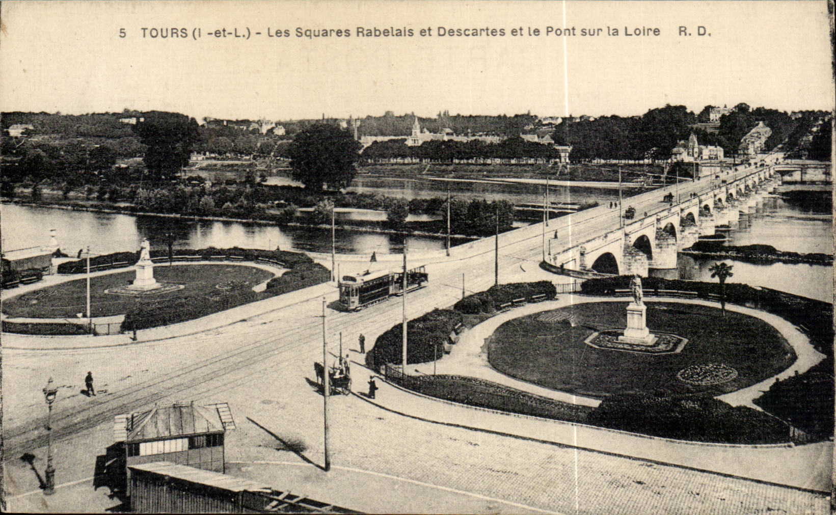 Tours CPA Les squares Rabelais et Descartes et le pont sur la Loire