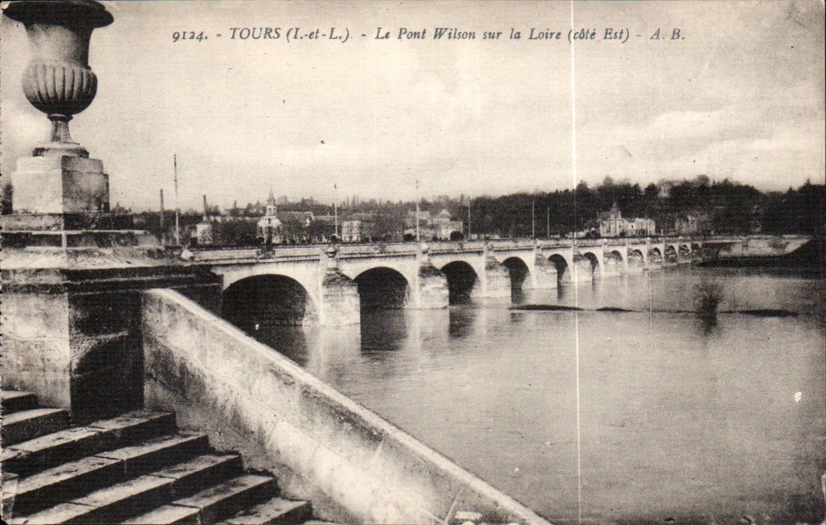 Tours CPA Le pont wilson sur la Loire (cote Est)