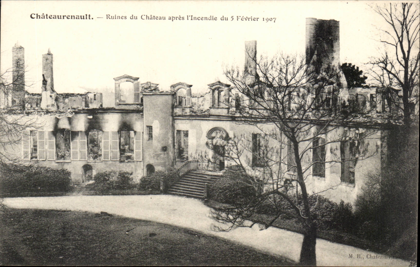 Chateaurenault CPA Ruines du chateau apres l'incendie du 5 fevrier 1907
