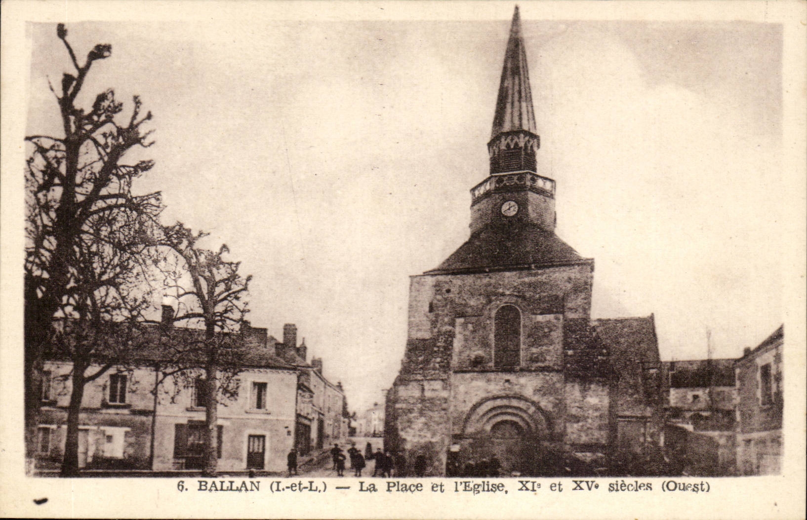 Ballan CPA La place et l'eglise 