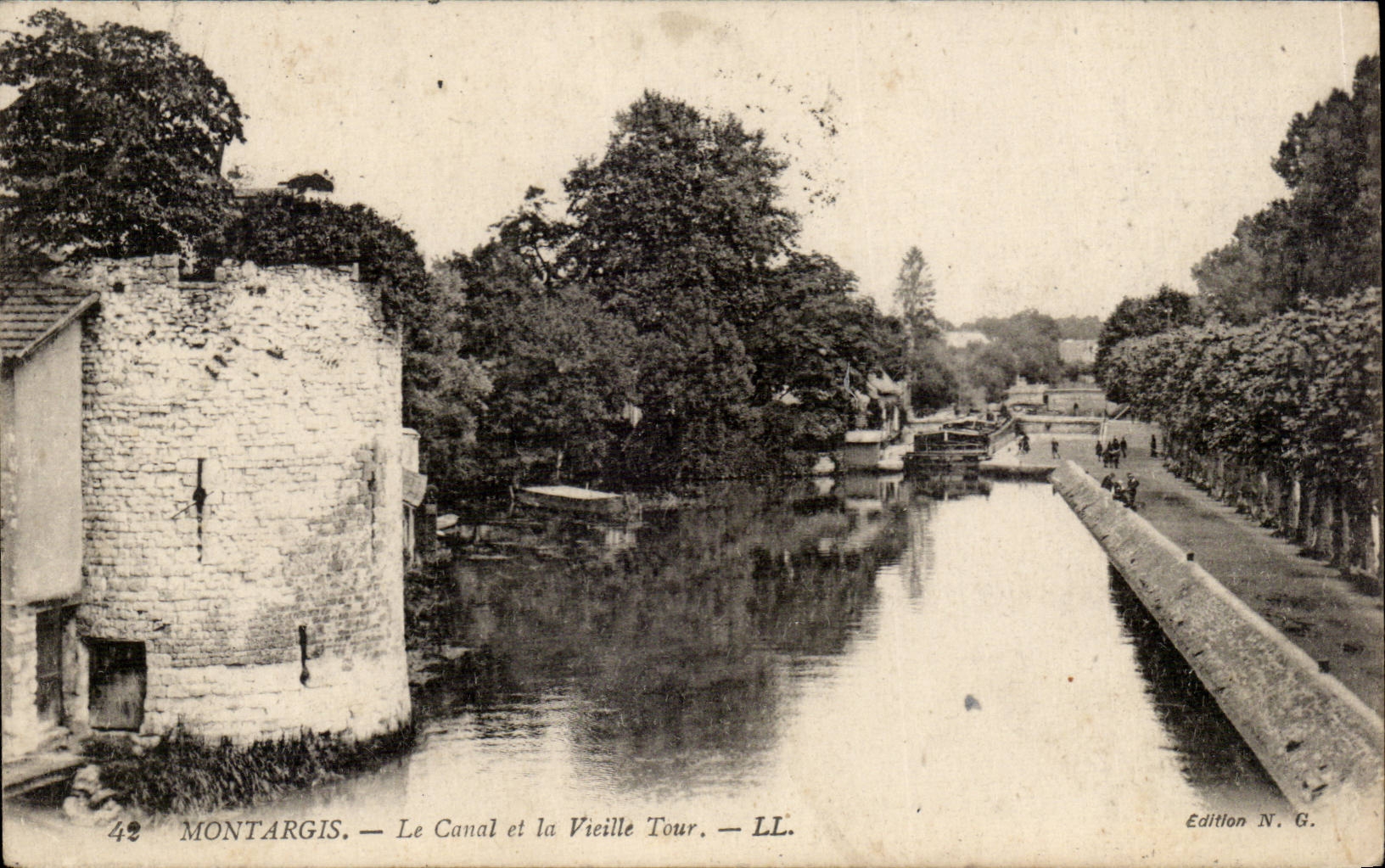 Montargis CPA the canal and the old woman tower