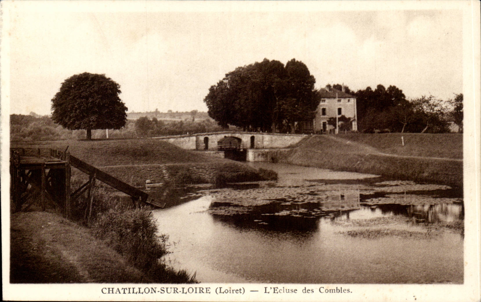Chatillon on the Loire CPA the lock of the Roofs