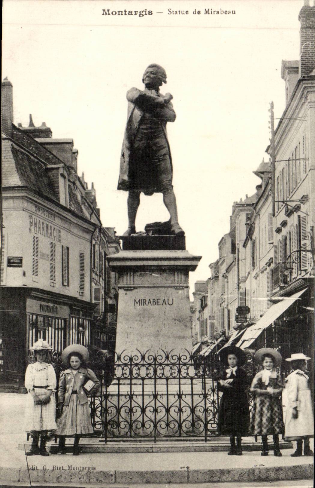 Montargis CPA Statue of mirabeau