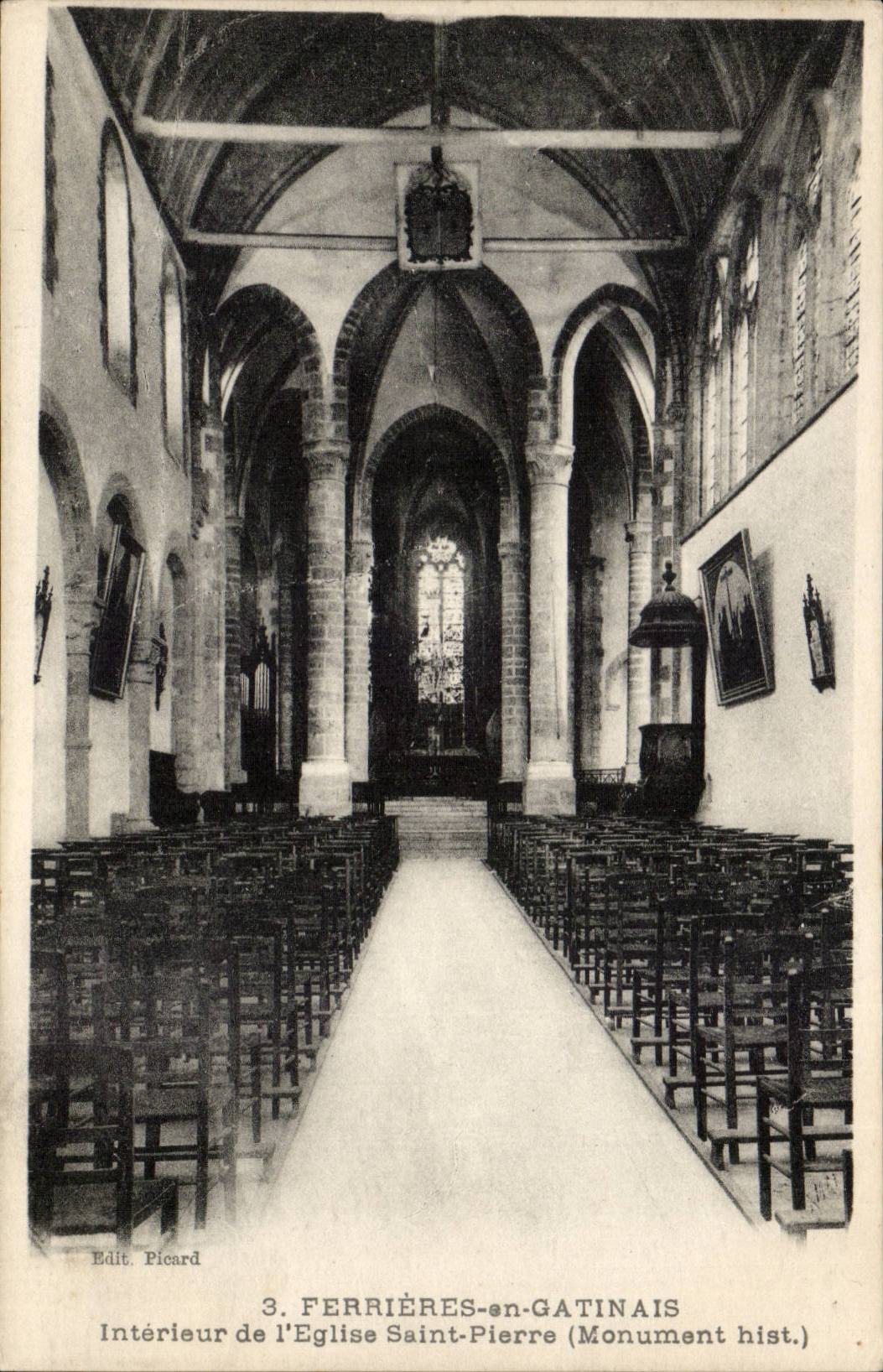 Tool bags in Interior Gatinasis CPA of the church Saint Pierre