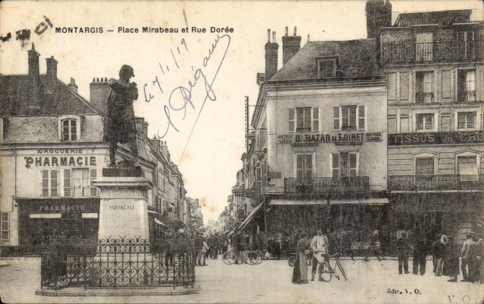 Montargis CPA Places Mirabeau and street Doree