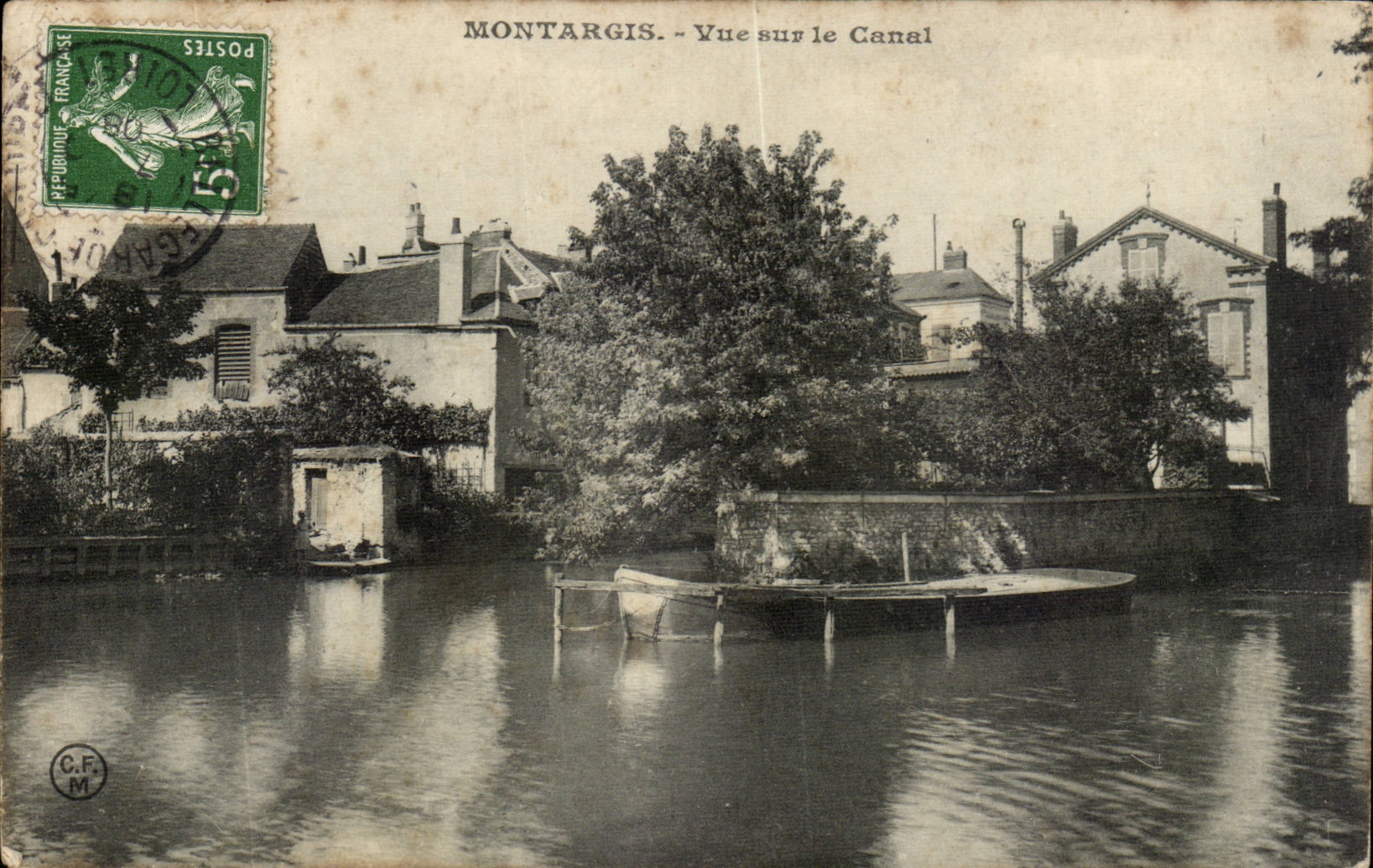 Montargis CPA Seen on the canal