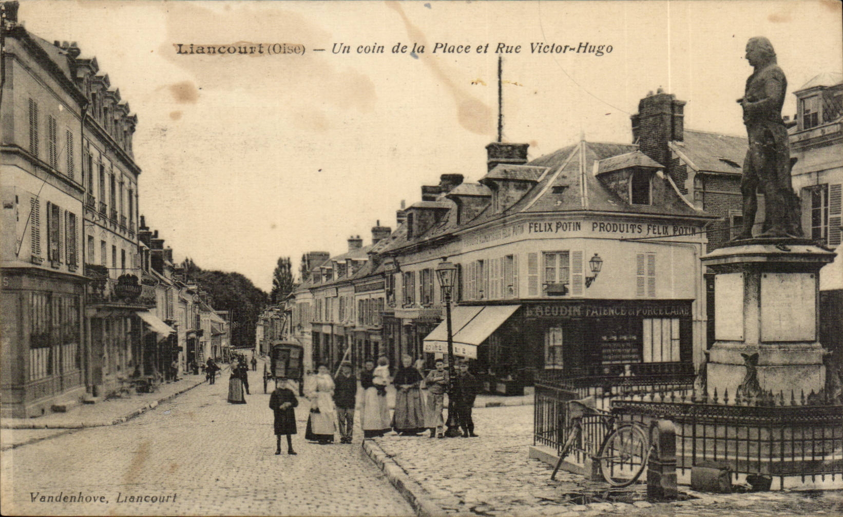 Liancourt - eine Ecke des Platzes und der Strasse Victor Hugo CPA