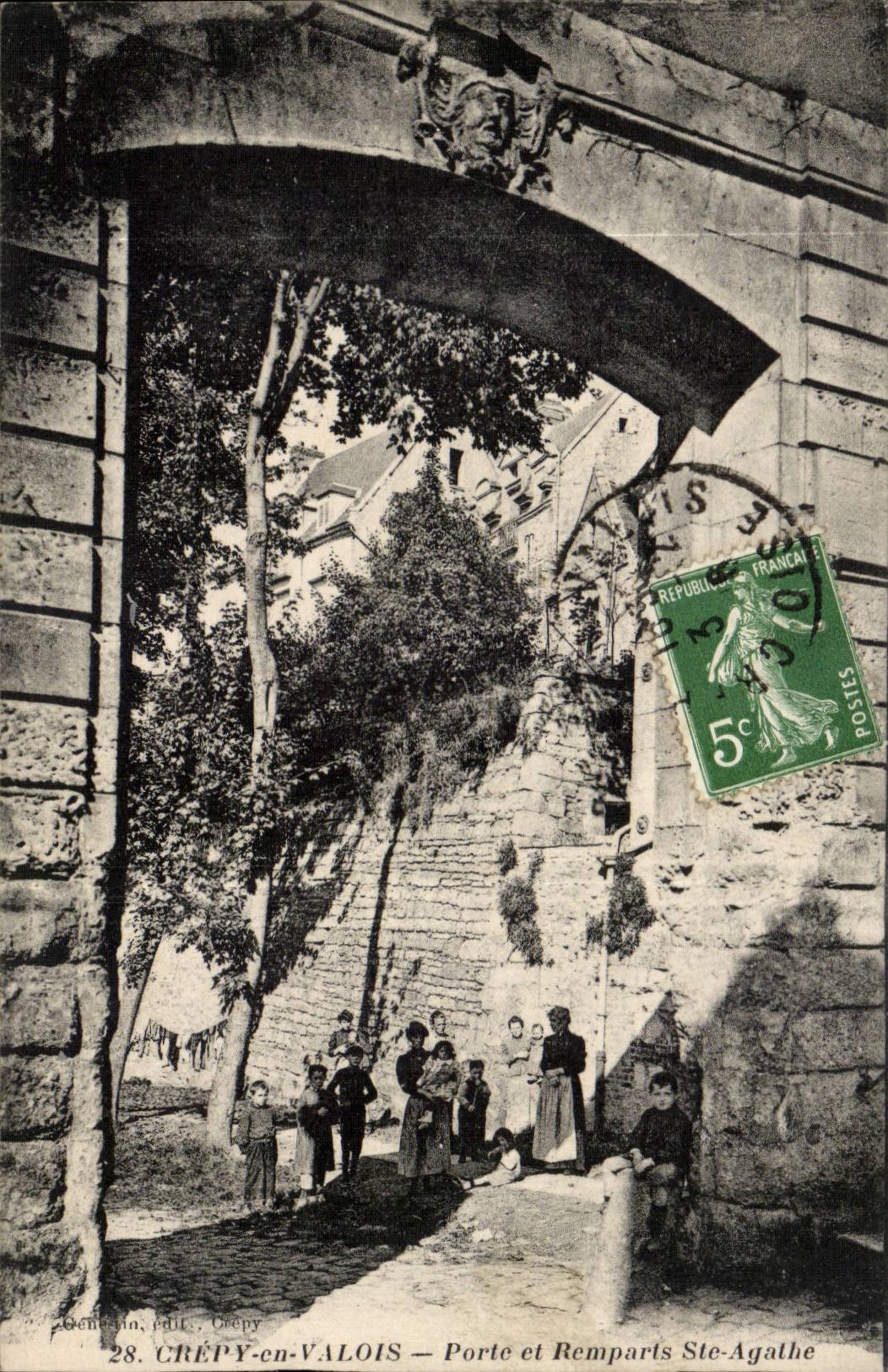 Crepy in Valois CPA Gate and walls co Agathe