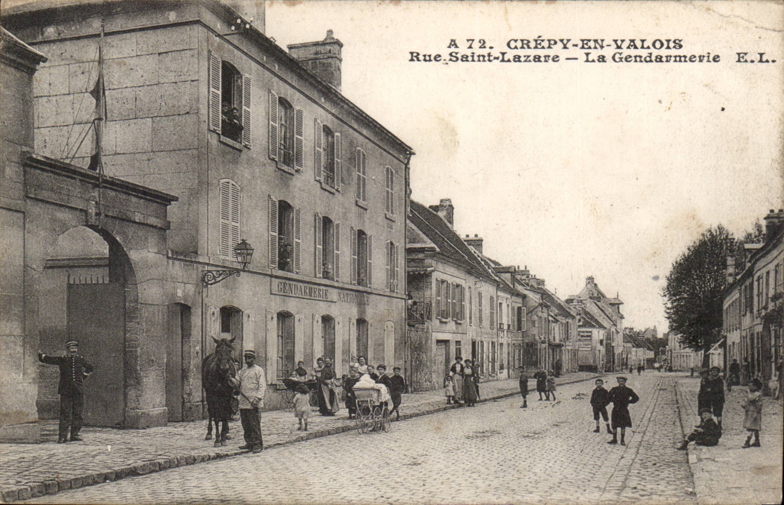 CPA Crepy in Valois Street Saint Lazare gendarmerie