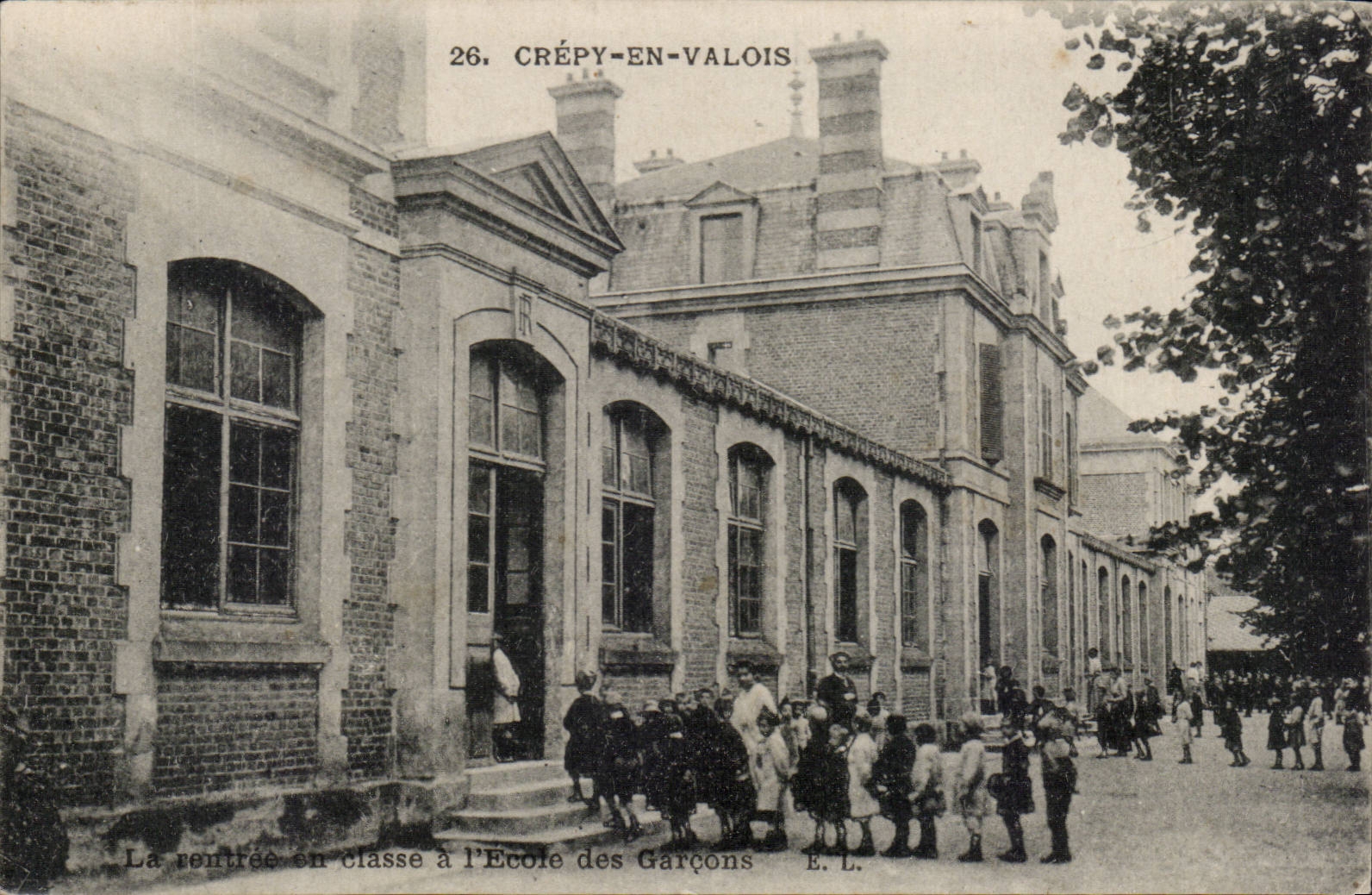 CPA Crepy in Valois the re-entry of the classes of the school of the boys