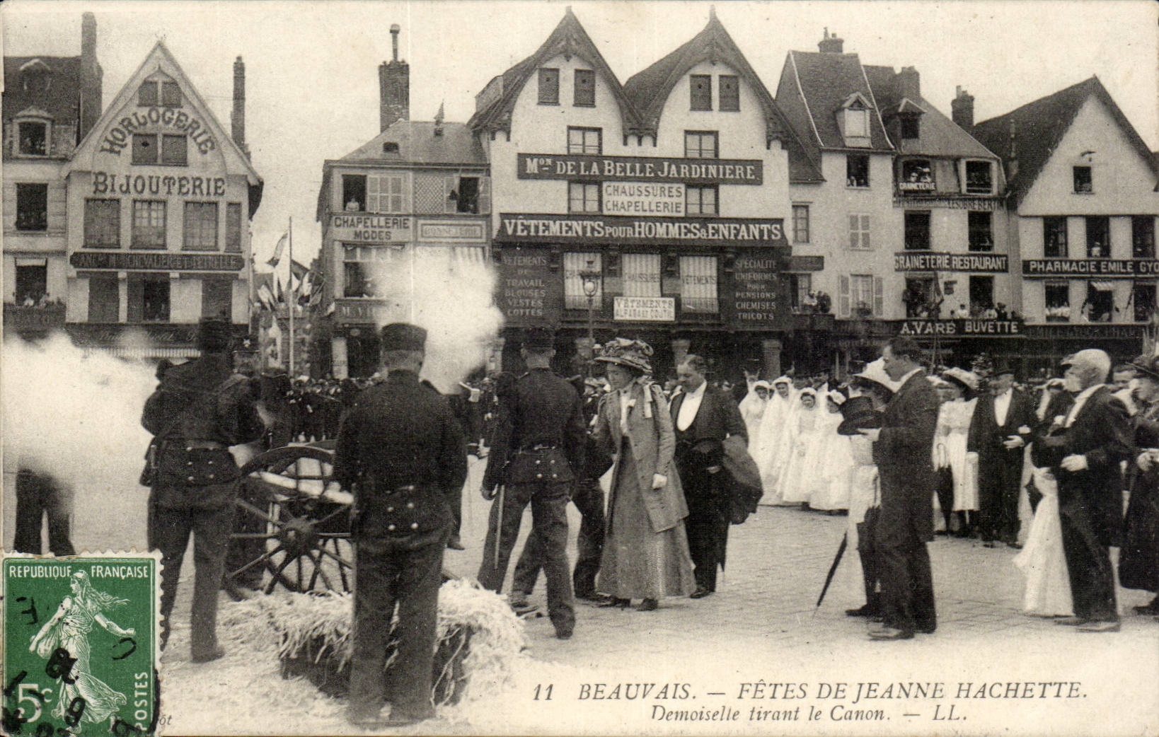 CPA Beauvais Festivals of Jeanne Hatchet Young lady firing gun TOP