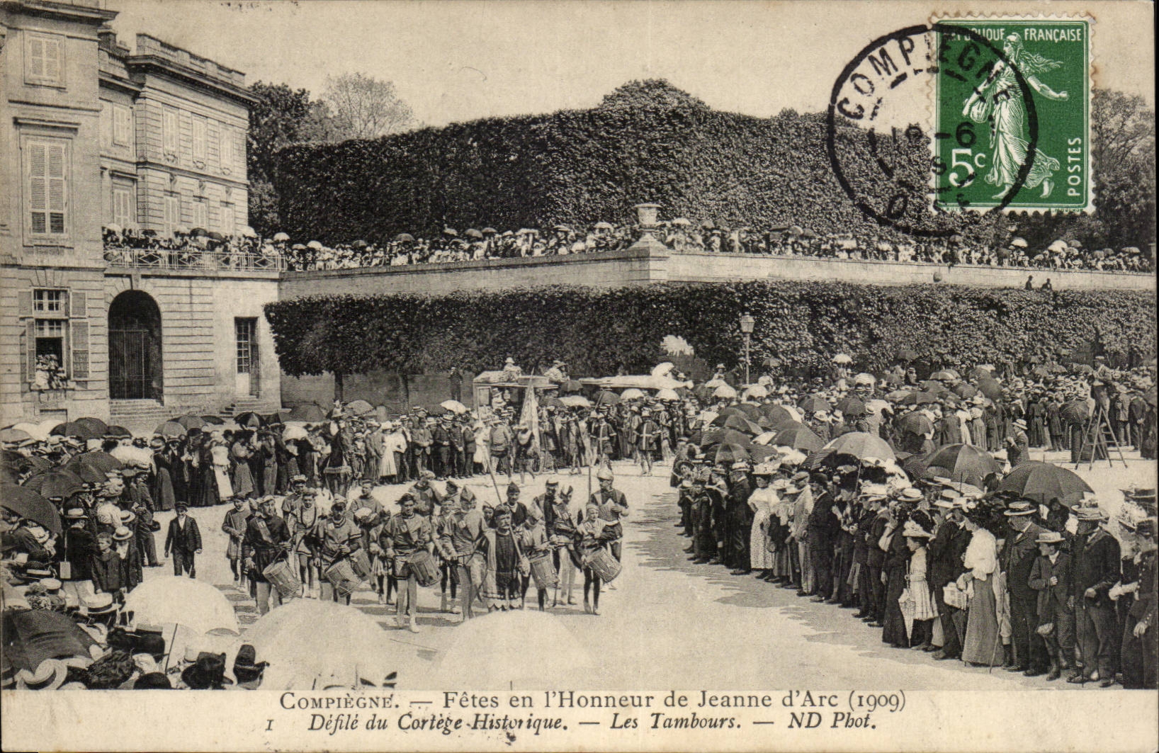 Compiegne CPA Festivals in der Ehre von Jeanne des Bogens losten von den historischen Prozessionstrommeln auf