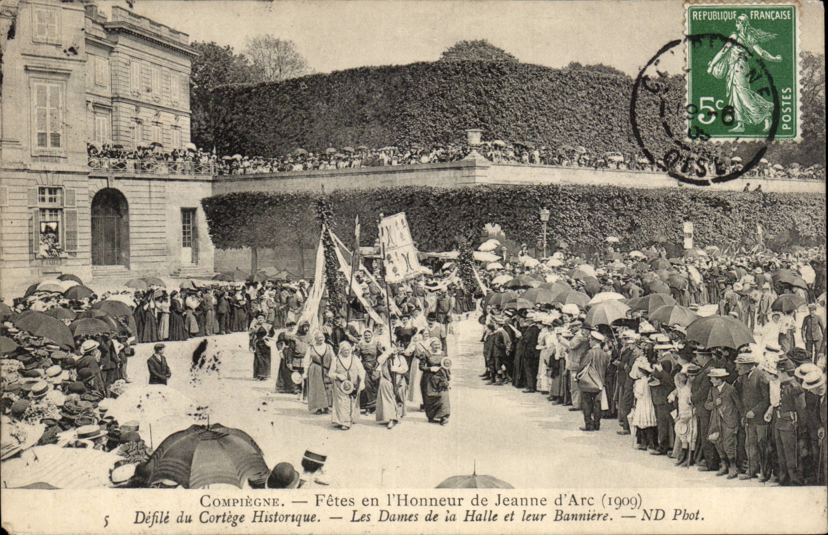 Compiegne CPA Festivals in der Ehre von Jeanne des Bogens losten von den historischen Prozessionsdamen des Marktes und ihrer Fahne auf