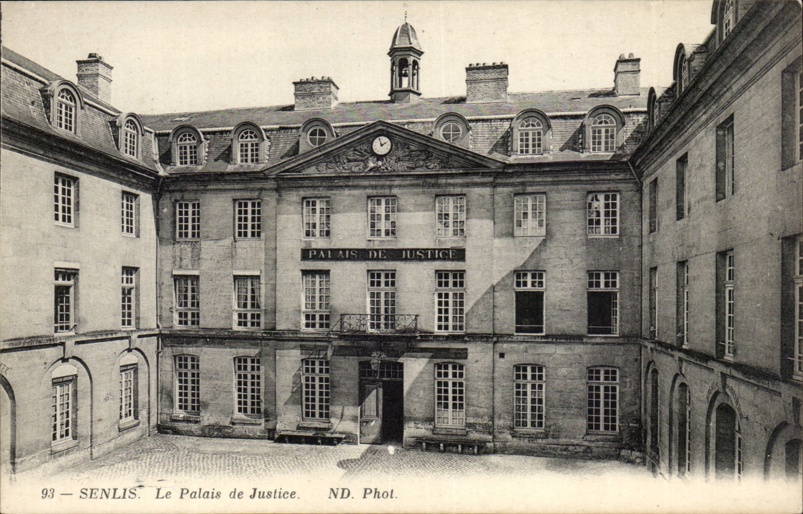 Senlis CPA law courts