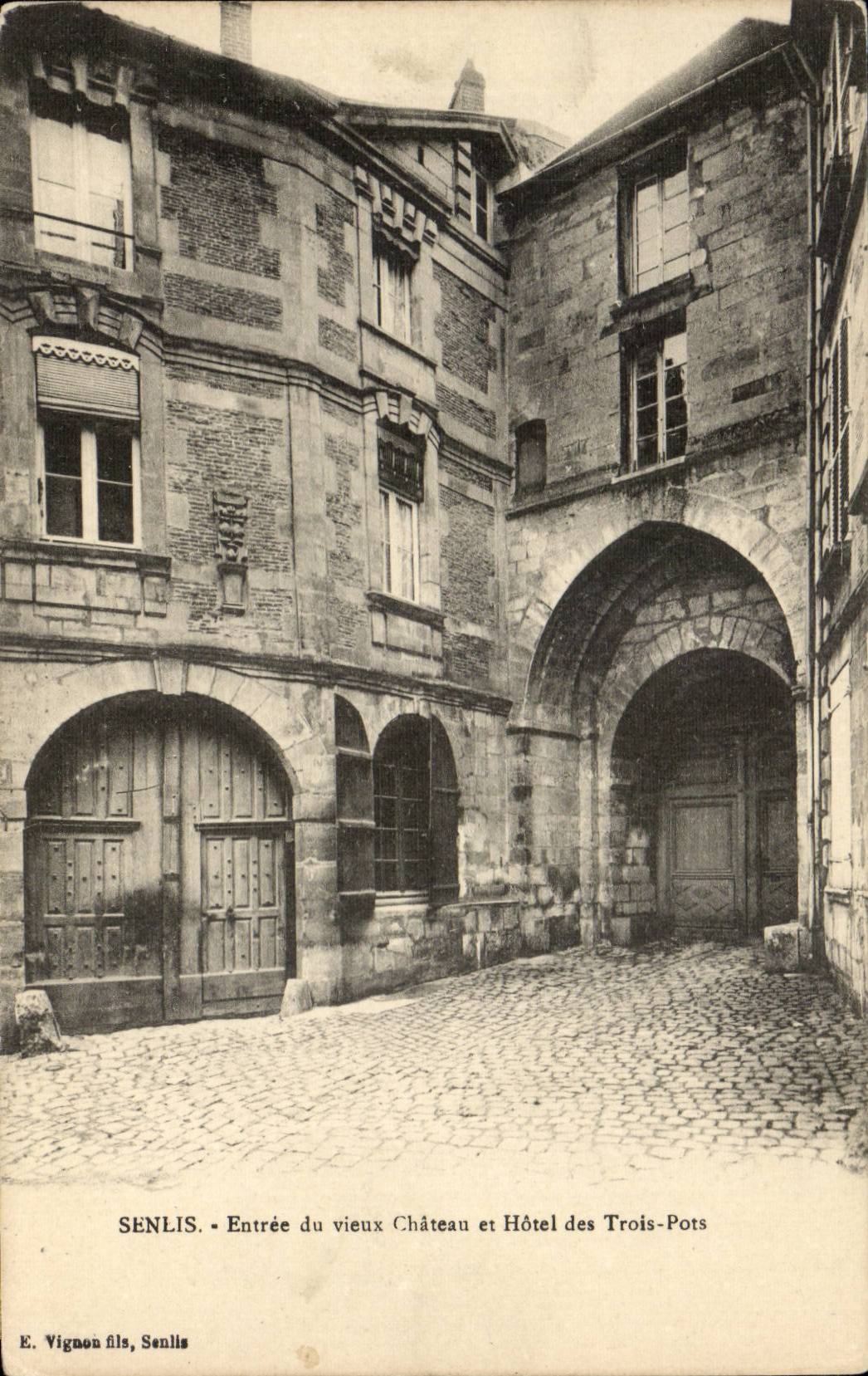 Senlis CPA Eingang des alten Schlosses und des Hotels der drei Brucken